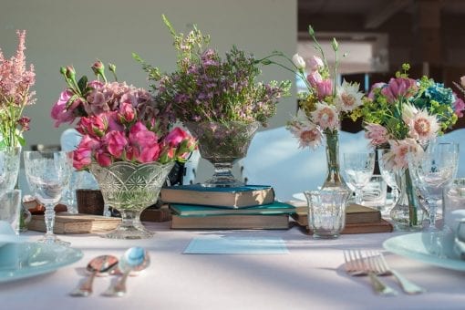 Elegant lunch setting with soft pink colour palette for a garden look in St Tropez